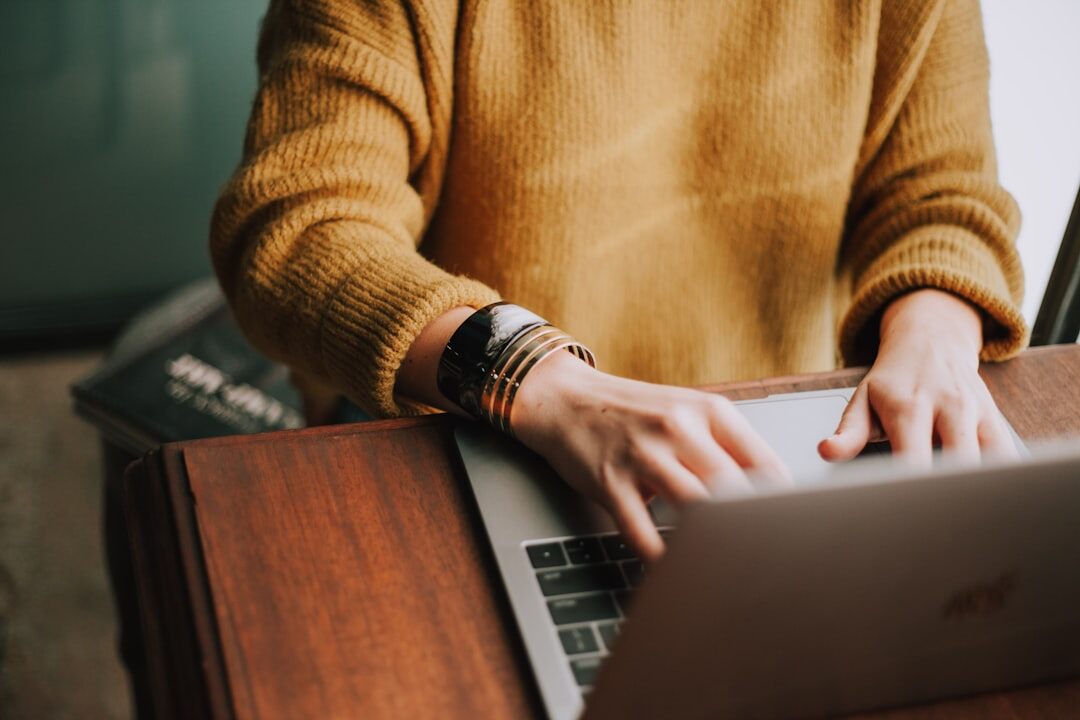 Osoba pracująca przy laptopie