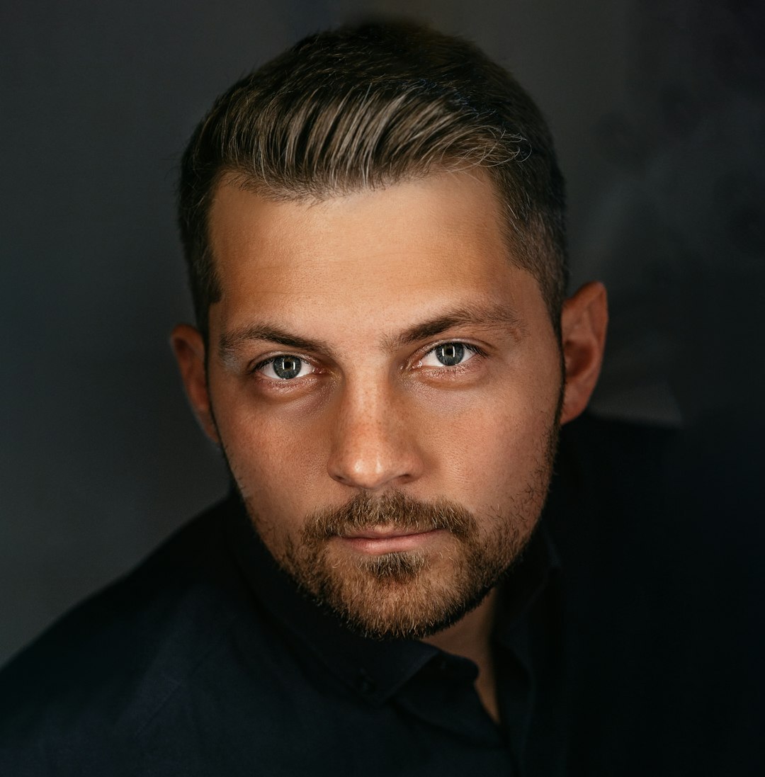 Portret dziennikarza rozrywkowego